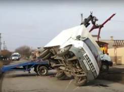 «Газель» перевернулась после ДТП с иномаркой возле тюрьмы в Ростовской области