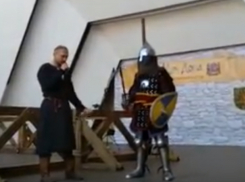 Фестиваль средневековой культуры нарядил ростовчан в доспехи и заставил взяться за мечи на видео