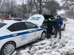 Сотрудники ДПС помогли водителю заглохшей иномарки на дороге в Ростовской области