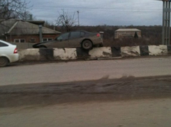 В Ростове на Текучевском мосту иномарка протаранила бетонное ограждение, перелетев через него