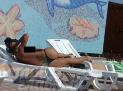 Сексуальная брюнетка с обнаженной грудью шокировала посетителей ТРЦ в Ростове