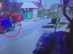 Грузовик сбил велосипедиста с девочкой в Батайске и попал на видео
