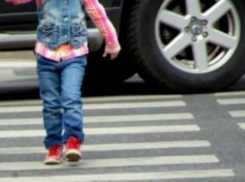 Черепно-мозговую травму получила девочка по дороге в школу в Ростове, попав под колеса иномарки 