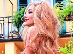 Обнаженные места своего соблазнительного тела показала горячим итальянцам на балконе Татьяна Котова