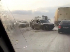 На трассе «Ростов-Таганрог» из-за сильного снегопада столкнулись две легковушки