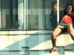 Разъяренный мужчина в Ростовской области выбросил жену с балкона за ее «косые взгляды» на свекровь