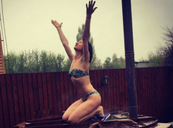 Брюнетка в соблазнительном бикини встала на колени и показала девушкам Ростова «лучший способ»