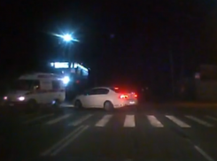В Таганроге Volkswagen врезался в скорую помощь, авария попала на видео