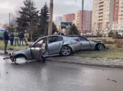 В Ростове BMW врезался в опору ЛЭП – машину разорвало на две части, три человека погибли