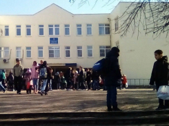 В Ростове из-за сообщений о взрывных устройствах эвакуировали несколько школ