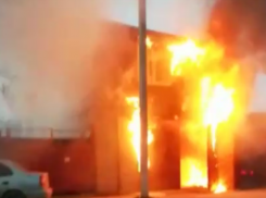 В Ростове на улице Мадояна сгорел частный дом