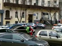 Смешной Дед Мороз на велосипеде попал на видео в Ростове