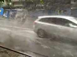 «Водители во время дождя — хамы»: ростовчанка пожаловалась на автомобилистов, не замечающих прохожих