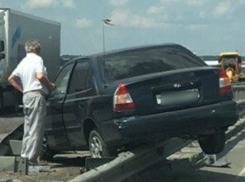 Иномарка «взлетела» на отбойник федеральной трассы в Ростовской области