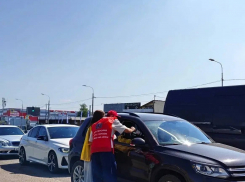 В Ростовской области волонтёры помогают водителям в очередях на заправках