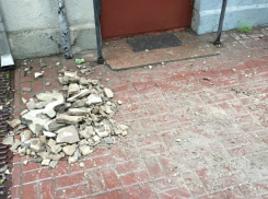 Обвал бетона с фасада здания в центре Ростова испугал горожан