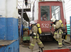 Ярким пламенем вспыхнула бытовая постройка трамвайного депо в Ростовской области