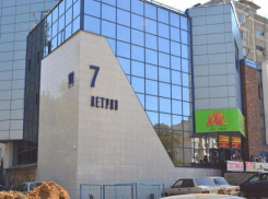 За некачественные туфли бессердечный покупатель чудовищно избил пожилого хозяина магазина в Ростове 