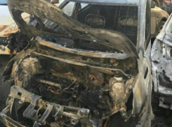 Крупный пожар уничтожил несколько автомобилей, припаркованных у гаражей в Ростове