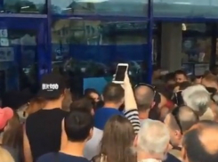 Сумасшедшая давка за халявными стаканами «Coca-Cola» у гипермаркета Ростова попала на видео