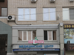 «Дочь он выпустил сразу»: жительница дома в Ростове, где следователь СК взял жену в заложники, рассказала подробности случившегося