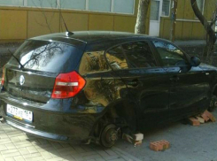 «Кирпично» надругались над иномаркой автохама на тротуаре жители Ростова 