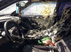 Не успевший вовремя вынуть свой баллон ростовчанин, испачкал весь салон авто белой пеной