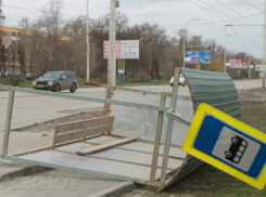 Ураганный ветер разрушил строения, остановки и повалил деревья в Ростове и области