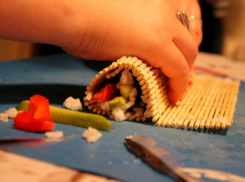 После массового отравления роллами в Шахтах возбудили уголовное дело