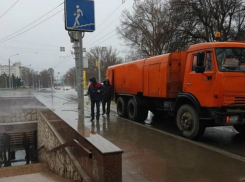 Холодный душ устроили пешеходам у аэропорта коммунальщики Ростова