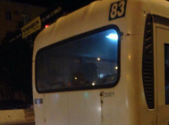 Неадекватный водитель маршрутки сбил парня и девушку на остановке в Ростове-на-Дону