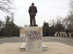В Ростовской области вандалы написали на памятнике Ленину «Слава Украине» 