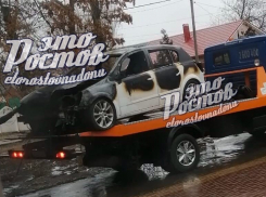 В Ростовской области иномарка врезалась в здание школы и загорелась