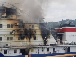 Пожар вспыхнул на судостроительном заводе в Ростовской области