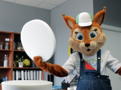 Жителям Ростова показали, как сделать удобный пуфик из пластиковых бутылок