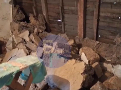 В Батайске из-за подтопления обрушилась стена жилого дома 
