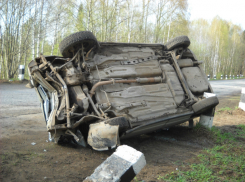 Три человека пострадали в перевернувшемся после ДТП автомобиле на трассе Ростовской области