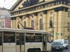 Остановившая трамвай иномарка затормозила движение на перекрестке в центре Ростова