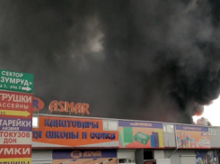 Под Ростовом мощный пожар уничтожает торговый центр