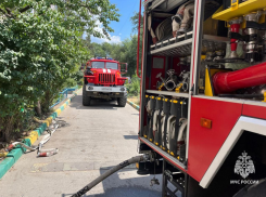 В Советском районе Ростова на большой площади горит спецтехника