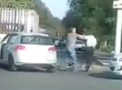 Конфликт водителя иномарки и пешехода закончился дракой и попал на видео