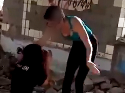 Появилось видео жесткого избиения девочки-подростка ее сверстницей в Красном Сулине