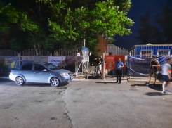 На Гребном канале 3-летний ребенок на самокате врезался в иномарку