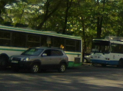 Маленькая иномарка протаранила автобус в центре Ростова и спровоцировала огромную пробку