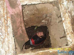 В Ростовской области спасатели достали из ямы мужчину, который упал туда, справляя нужду