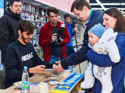 Молодые мамы в необычном месте «очень приятно» атаковали футболистов «Ростова» 