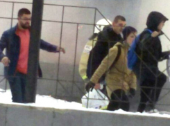 Опубликованы фото и видео эвакуации детей из полыхающего лицея в Ростове 