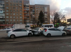 В Ростове на Стачки произошло ДТП с пятью машинами