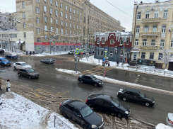 Ни проехать, ни пройти: ростовчане пожаловались на заваленные снегом дороги и тротуары