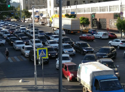 Жуткий затор подкараулил возвращающихся с работы ростовчан